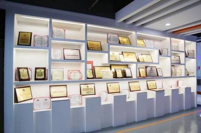 藍奧股份喜迎南陽市副市長黃鈁蒞臨參觀指導，共話網絡文化經營發展